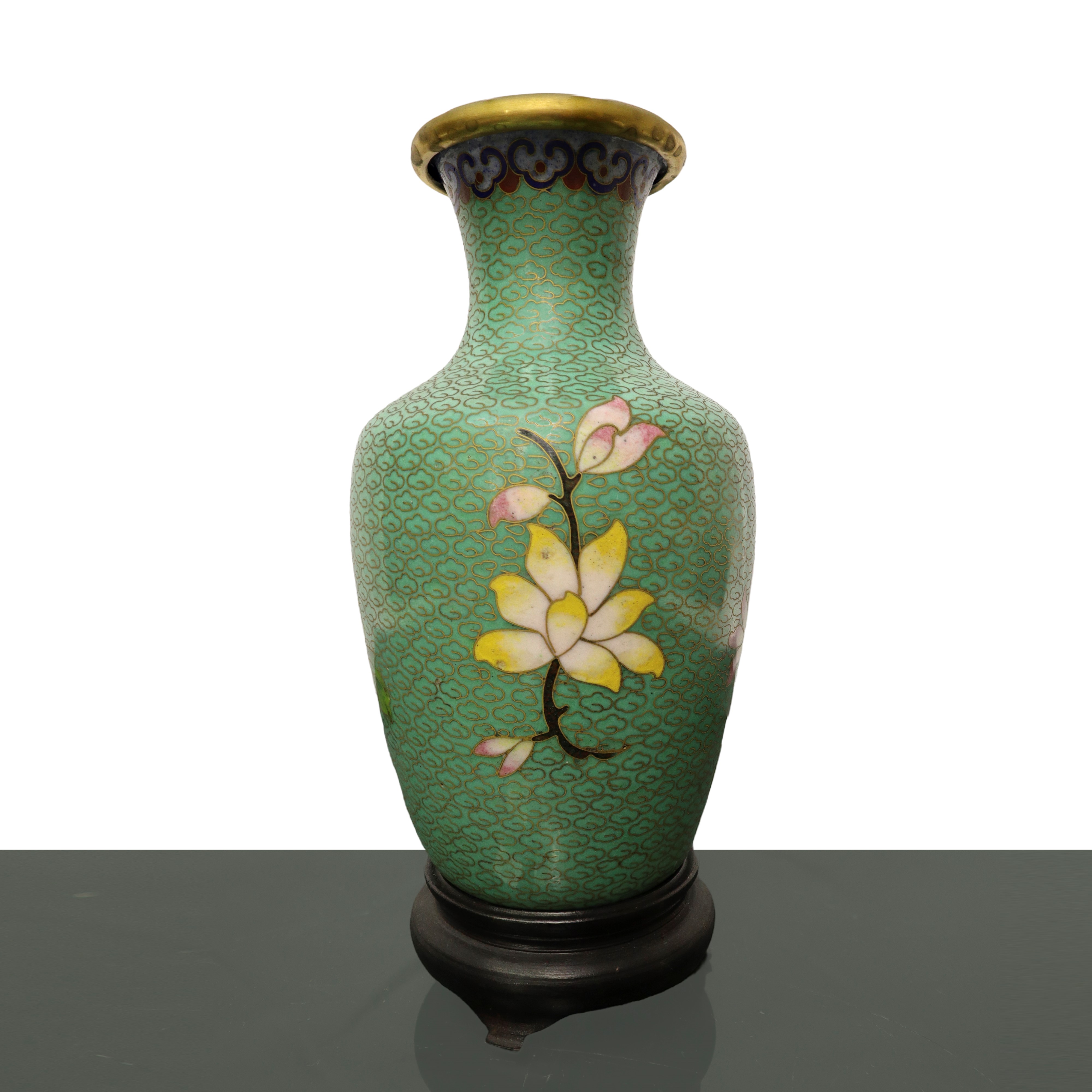 Coppia di vasi cinesi cloisonne a sfondo verde acqua con fiori rosa e giallo, decori dorati