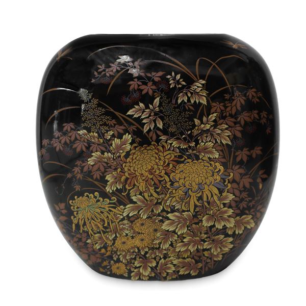 Shibata Japan - Vaso in porcellana, base nera con decorazioni floreali dorate
