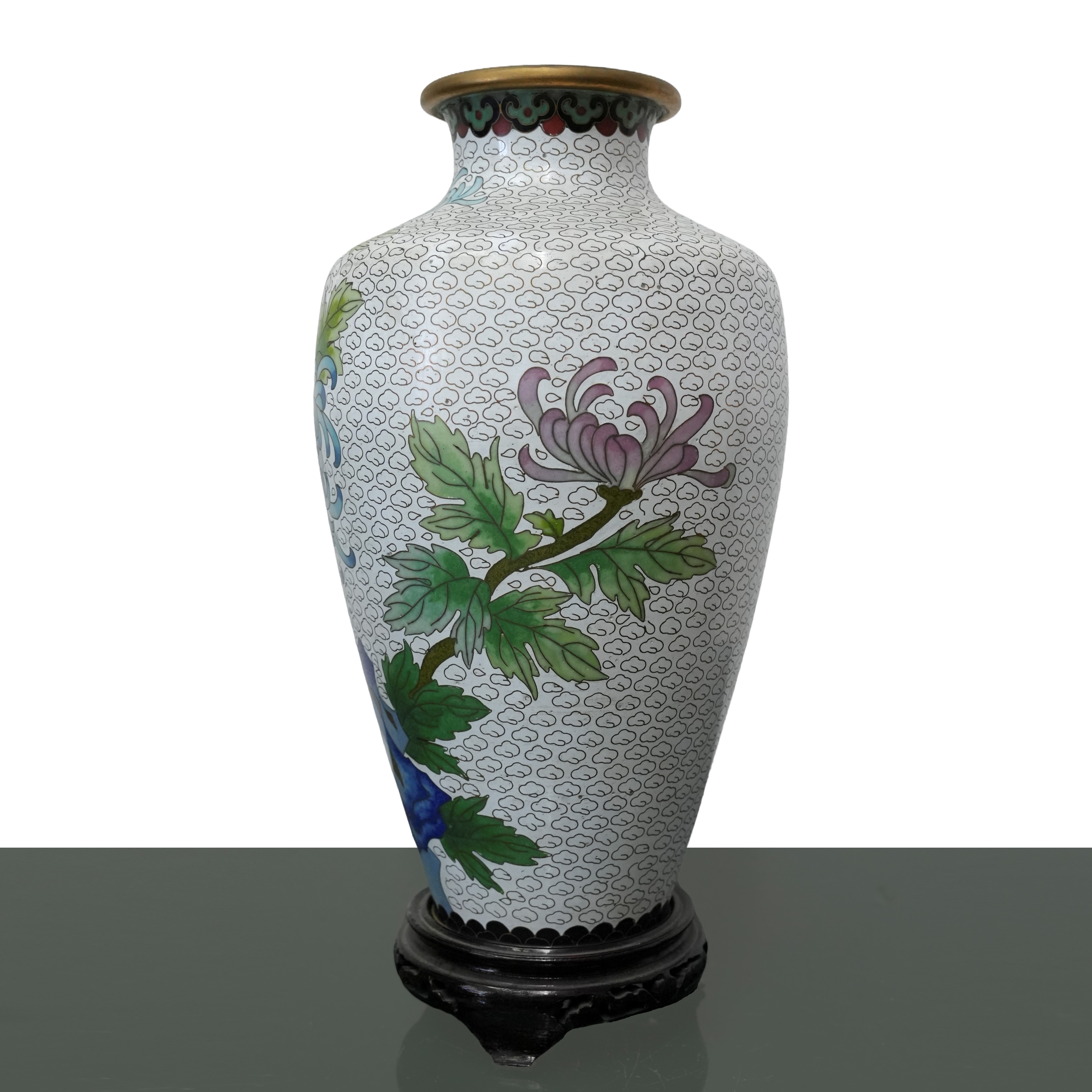 Vaso cloisonne bianco con fiori blu e farfalle, decori dorati