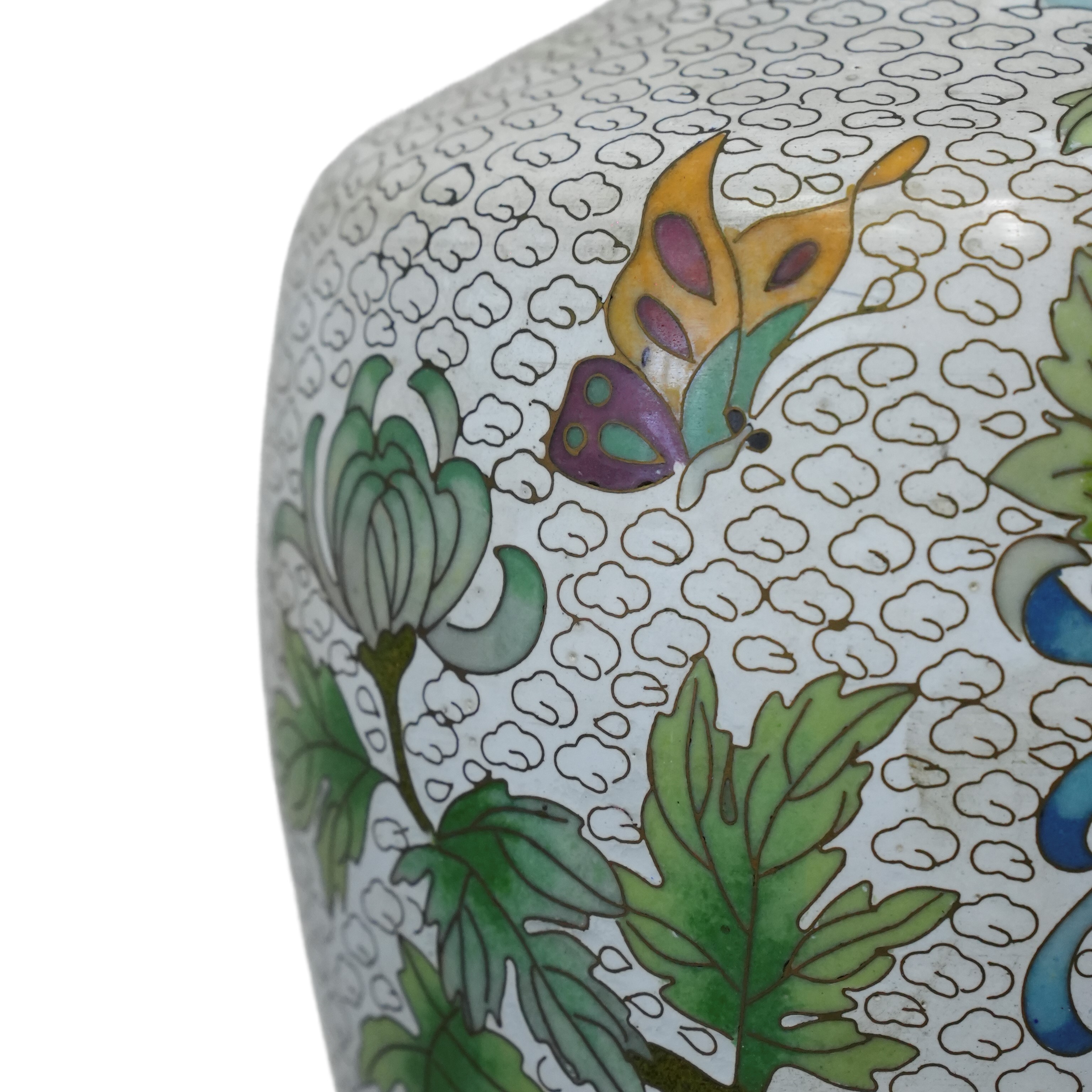 Vaso cloisonne bianco con fiori blu e farfalle, decori dorati