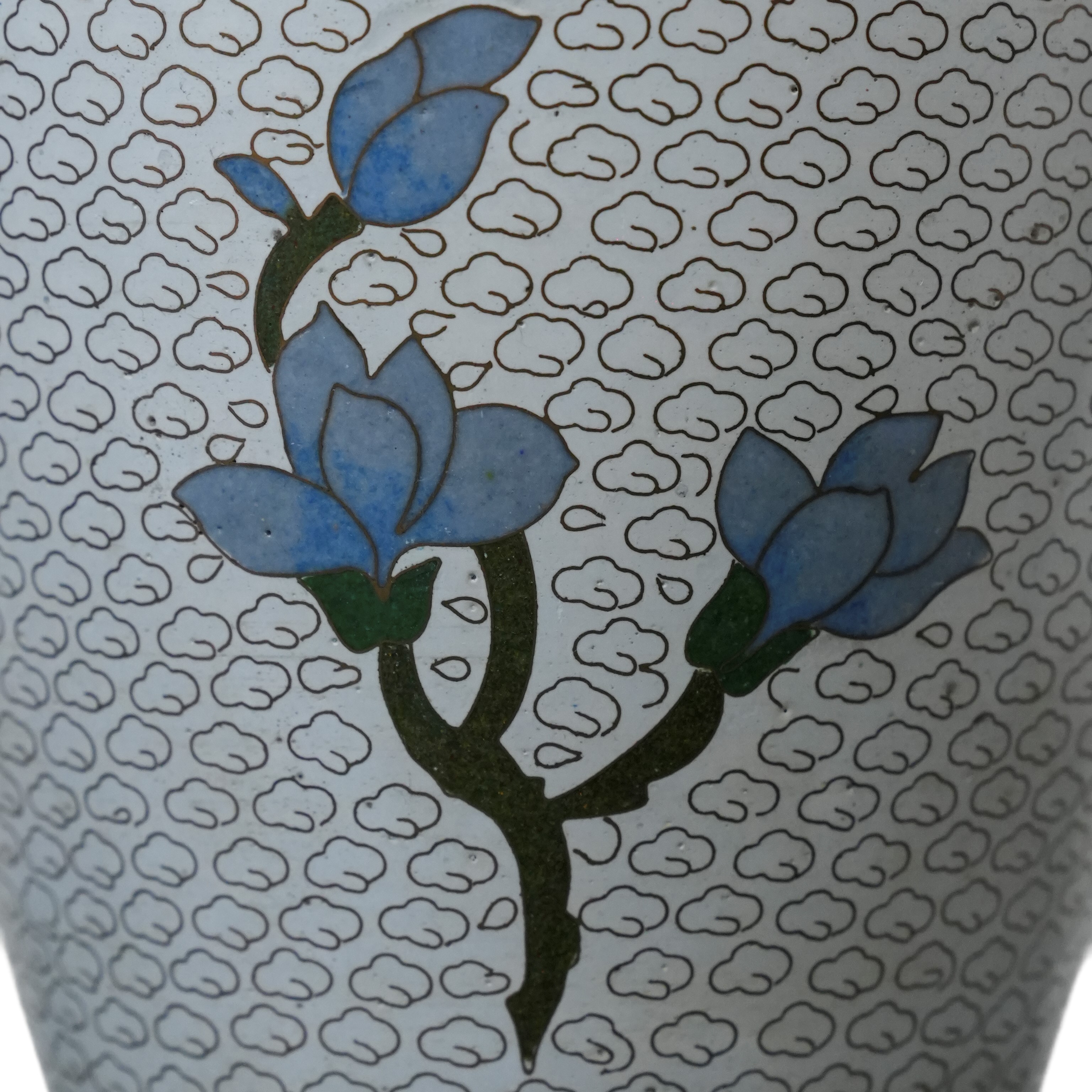 Vaso cloisonne bianco con fiori blu e farfalle, decori dorati