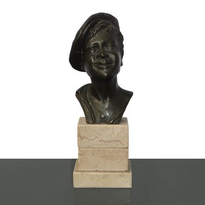 Testa in Bronzo di Giovane con Basco che Fa L'occhiolino