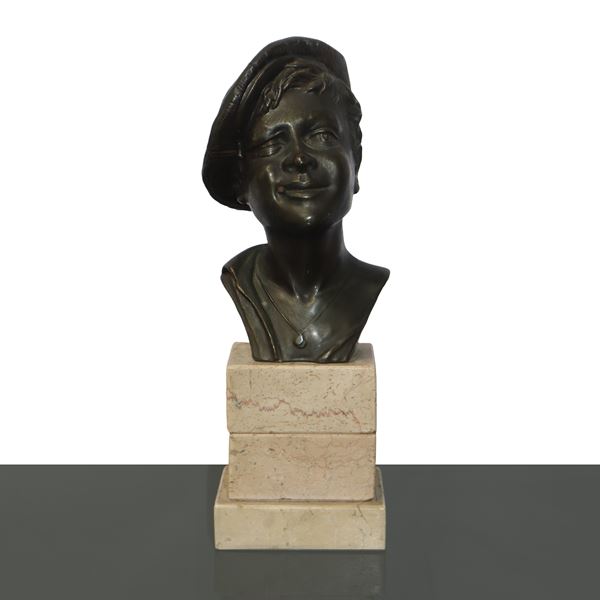 U. Jaccarino - Testa in bronzo di giovane con basco che fa l'occhiolino