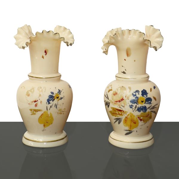 Coppia di vasi in opaline di vetro, beige, dipinto a mano con fiori policromi e bordo pieghettato