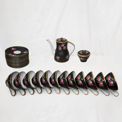 Sevres-Vincennes, Servizio da tè in porcellana smaltata nera con rose fucsia e dettagli dorati