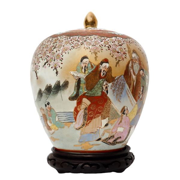 Vaso giapponese in porcellana Satsuma con coperchio e raffigurazione di saggi