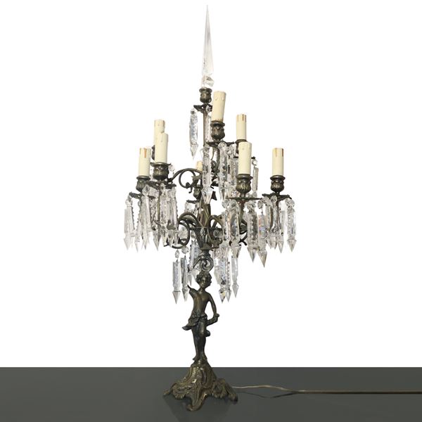 9-light candlestick with central body in golden metal and hand-cut, electrified glass toasts