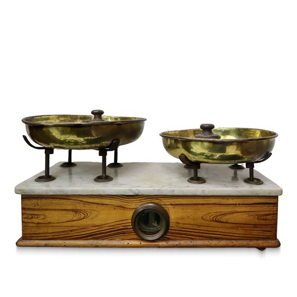 Antique two-plate brass scale, made of wood with metal base, with 7 iron weights