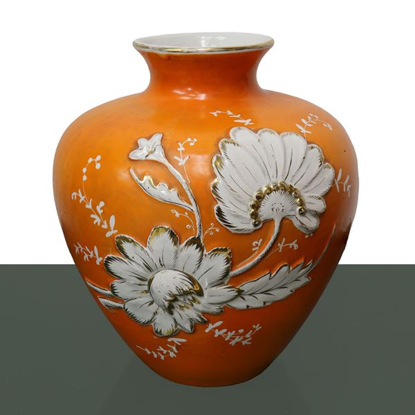 Vaso in ceramica dipinta in arancione, decori floreali bianchi e dettagli dorati