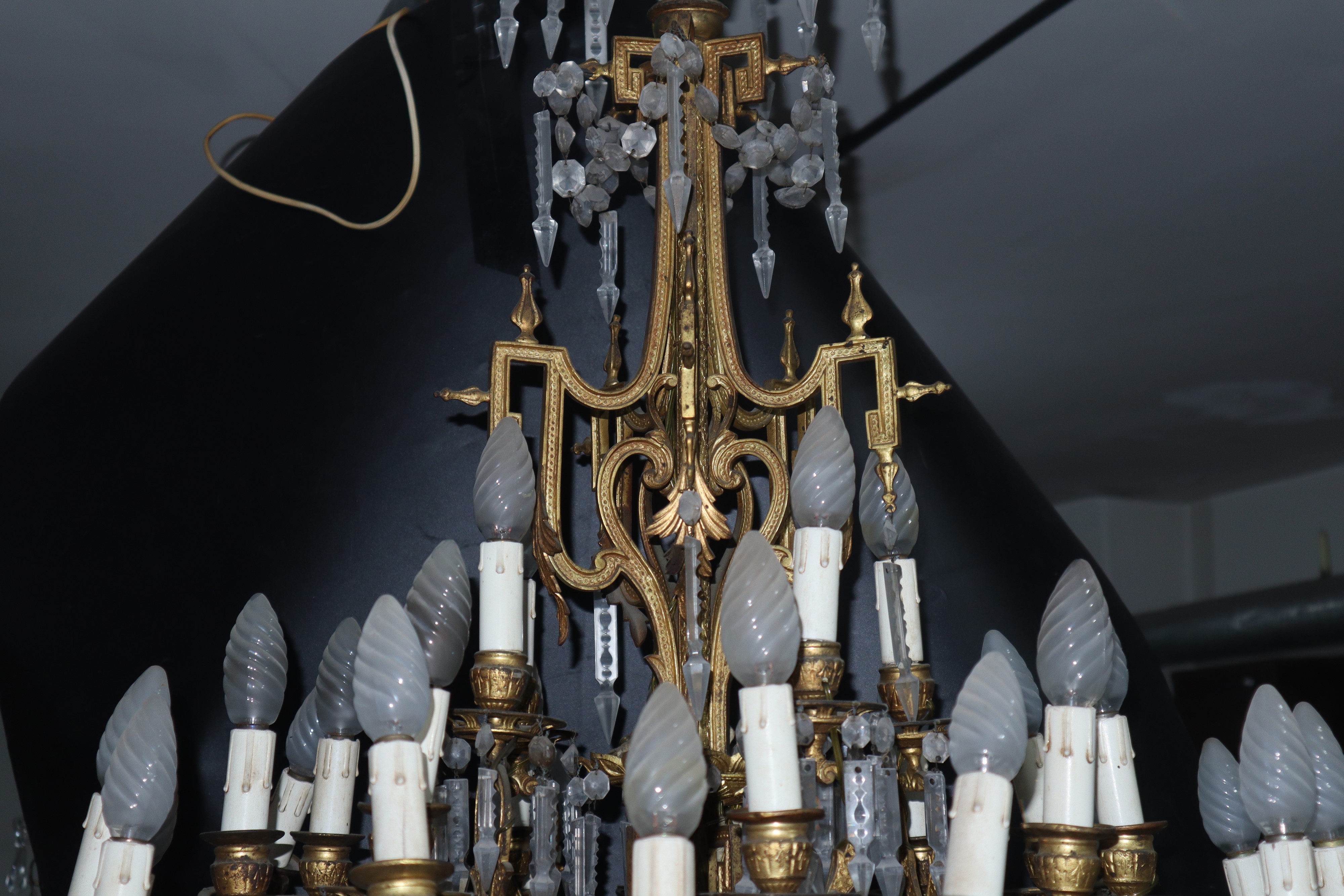 Lampadario da salone in ottone dorato e brindoli in vetro