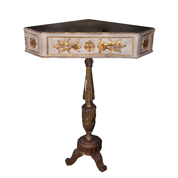 Angoliera in legno dorato e laccato