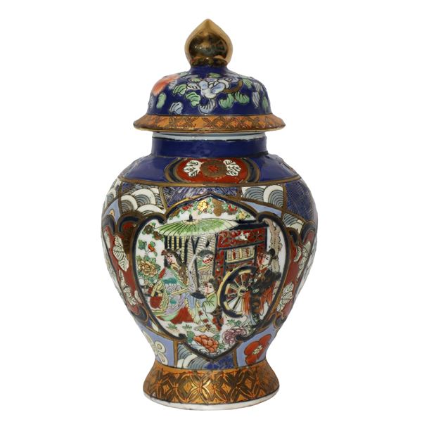 Japanese potiche vase, polychrome Satsuma with lid and wooden base