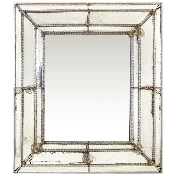 Specchiera in vetro di Murano con cornice bulinata, a motivi floreali, con mancanza e piccole rotture