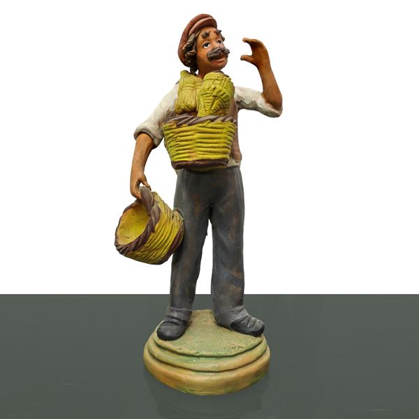 Tre statuine in terracotta di Caltagirone Uomo con formaggi, venditore di ceste, pescatore