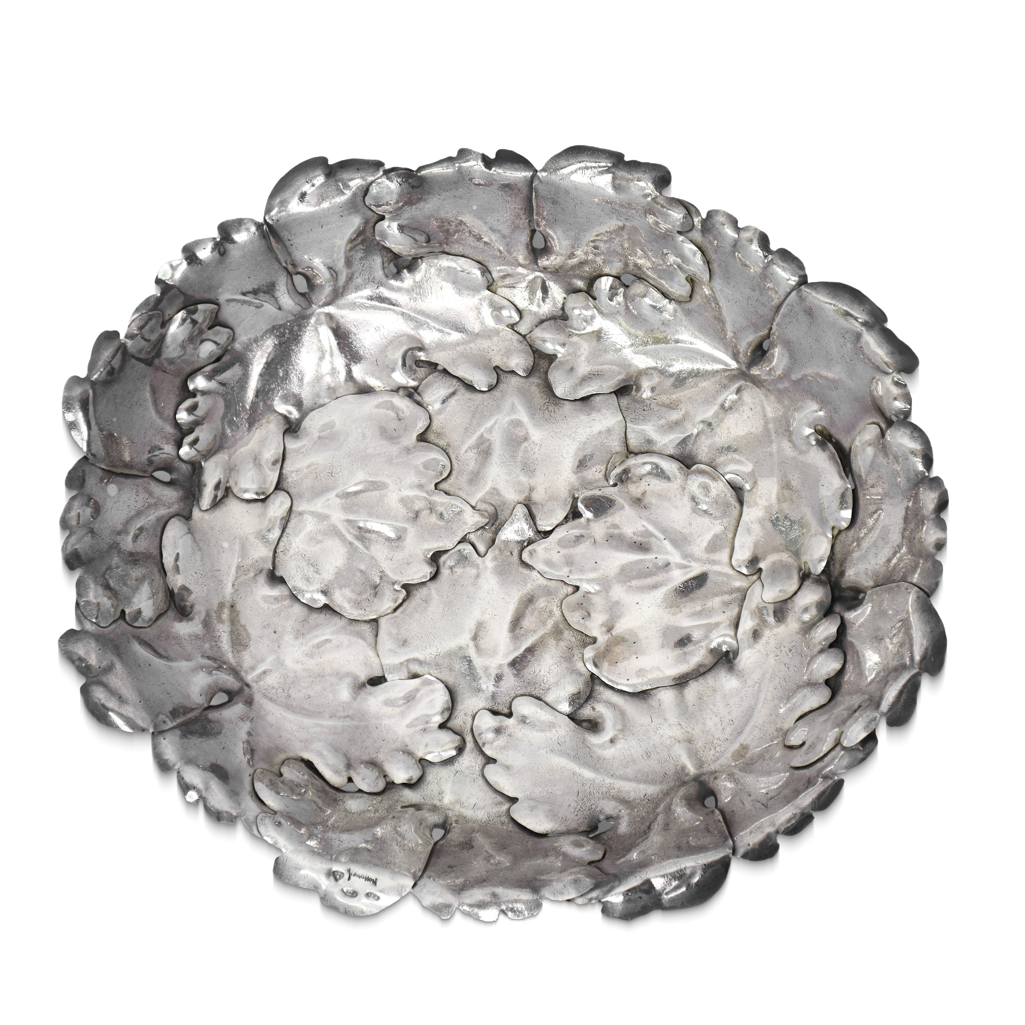 Portadolci in argento ribattuto a mano a foglia d'acanto