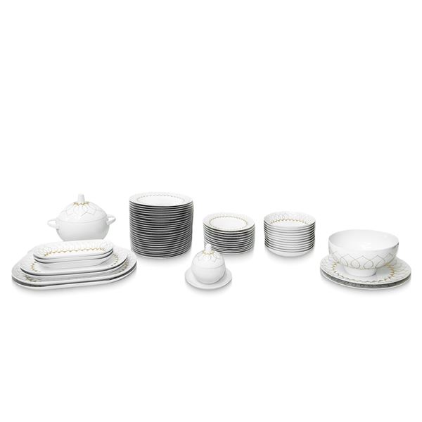 Rosenthal - Completissimo servizio porcellana in porcellana di stoviglie e caffè per 12 persone modello Lotus, Marca ”Rosenthal” con corona “studio-linie” “GERMANY”Composto da 24 piatti piani , 12 piatti fondi, 12 piatti frutta, 2 piatti ovali piccoli, 2 piatti ovali medi, 2 piatti ovali grandi, 1 zuppiera, 1 insalatiera, 2 piatti da portata rotondi 1 salsiera 11 tazzine e 12 piattini, caffettiera, lattiera  e zuccheriera. 