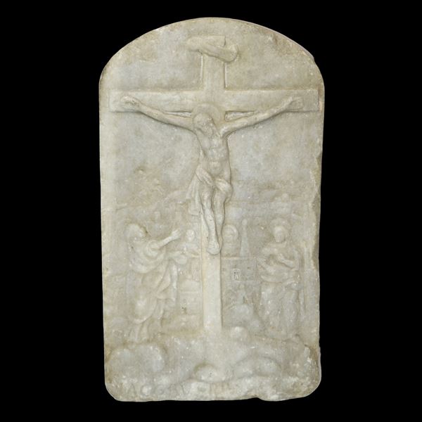 Autore del XV secolo - Bassorilievo a stiacciato su marmo bianco raffigurante Crocifissione con le Marie e personaggi sullo sfondo prospettico con case