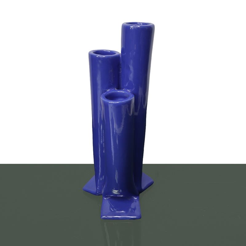 Vaso in ceramica smaltato nei toni del blu, con tre monofiore