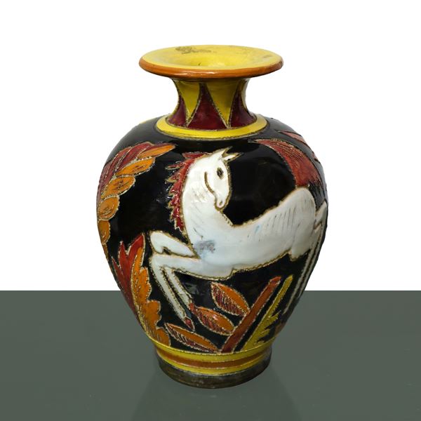 Vaso in ceramica policromo con cavallo bianco e vegetali nei toni del giallo e arancione