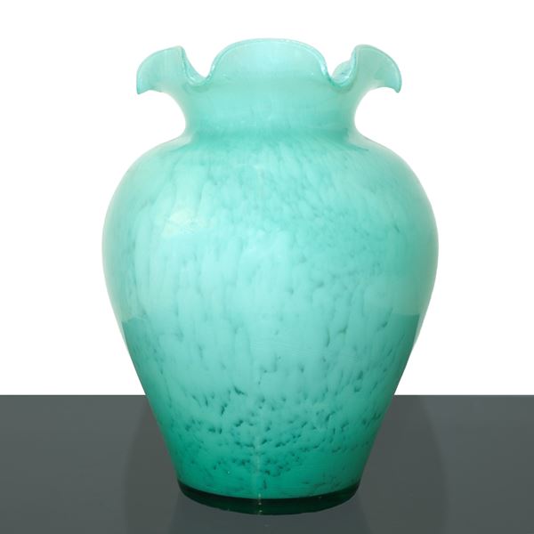 TALEA Studio - Vaso in vetro lavorato a mano color verde opalina con bordo collo ondulato
