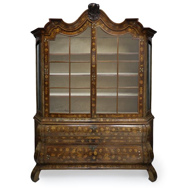 Credenza olandese a due corpi intarsiata a motivi floreali, scantonata ai lati con specchi, al centro due sportelli a vetri, base con due cassetti