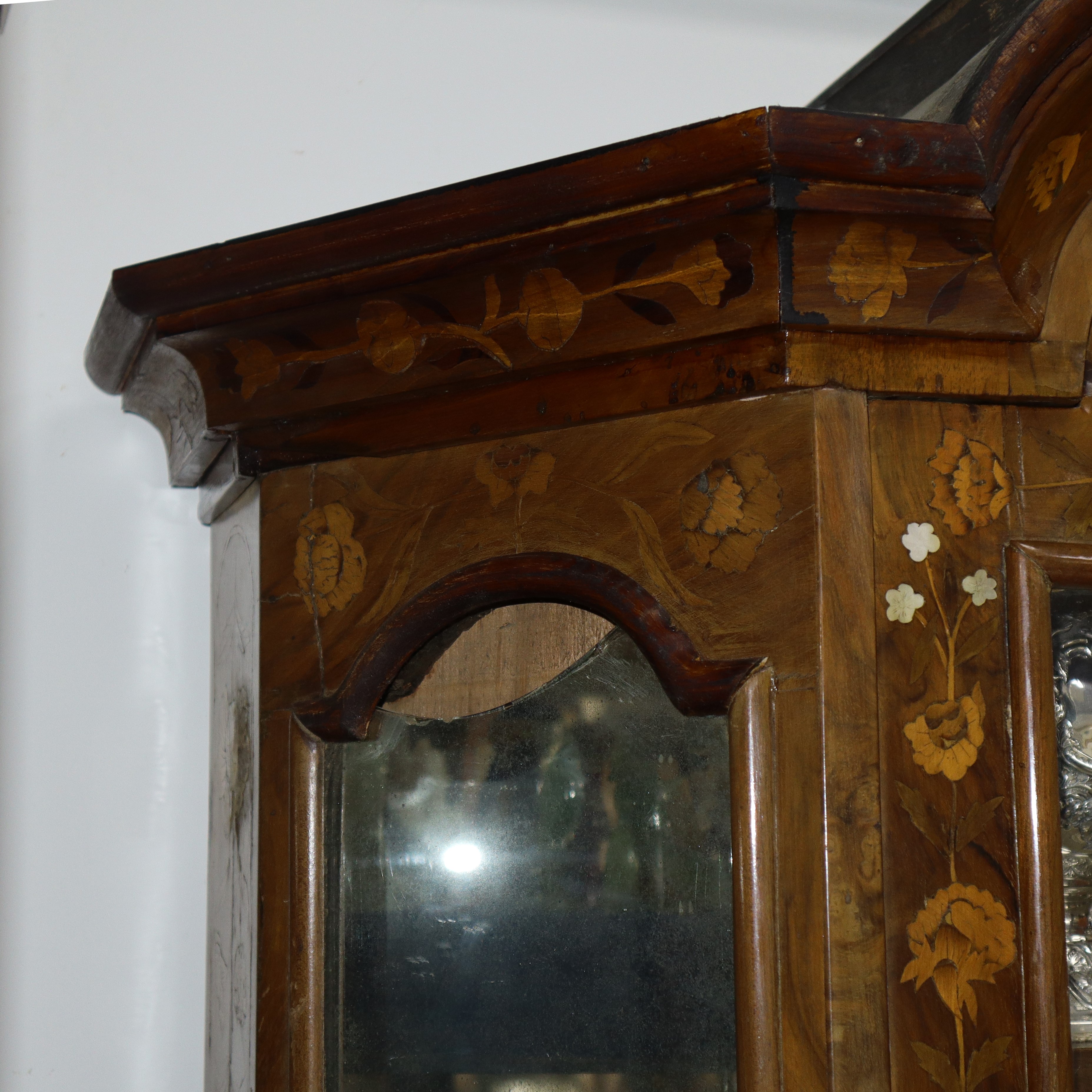Credenza olandese, intarsiata a motivi floreali, fine XVIII secolo
