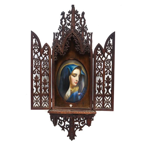 Icona in legno profilato con immagine ovale della Madonna