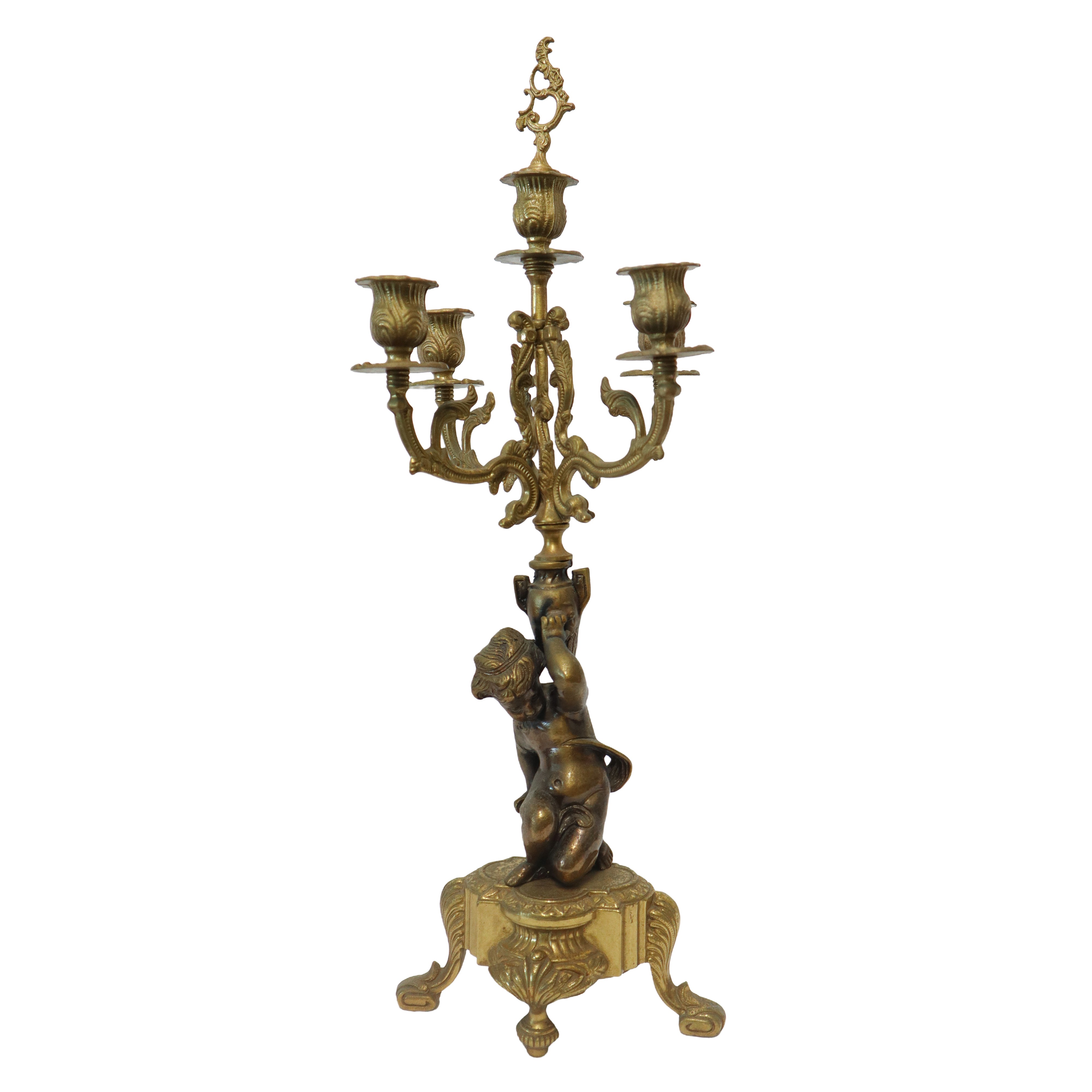 Trittico composto da orologio da tavolo in bronzo patinato oro con putti ai lati, quadrante in po...