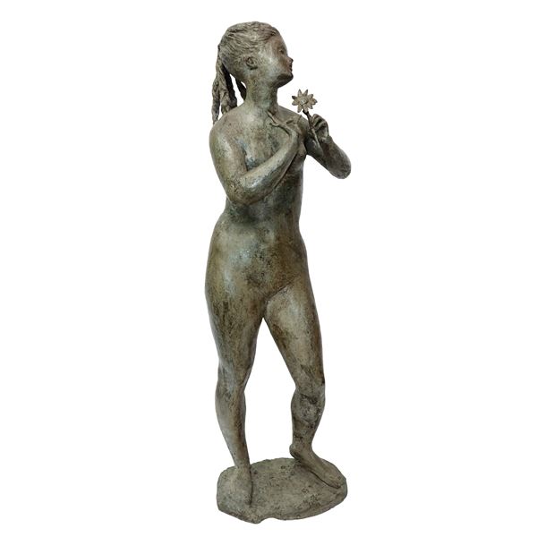Giordano  Salvo - Donna con fiore e petalo, scultura in bronzo patinato grigio