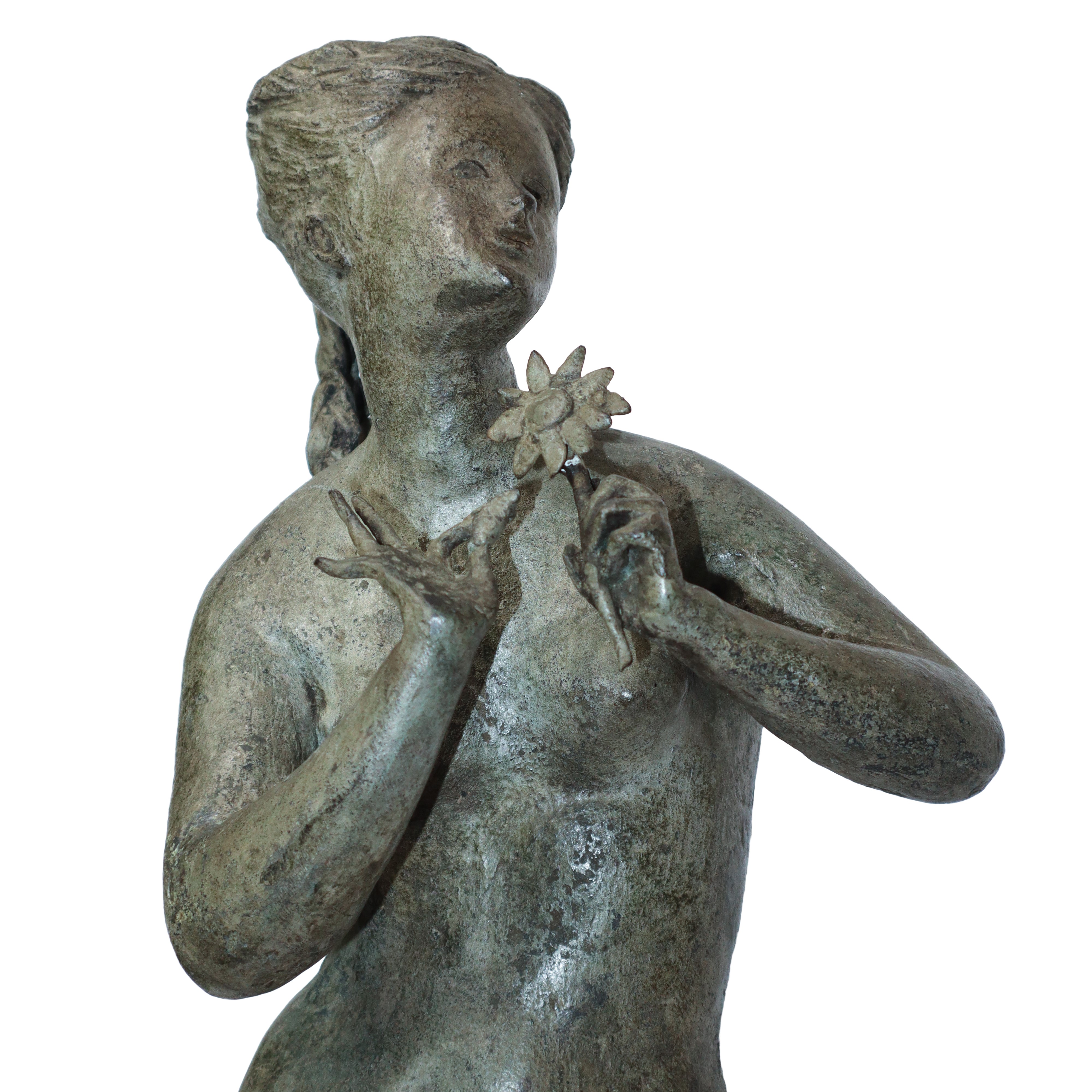 Giordano Salvo - Donna con Fiore e Petalo, Scultura in Bronzo Patinato Grigio