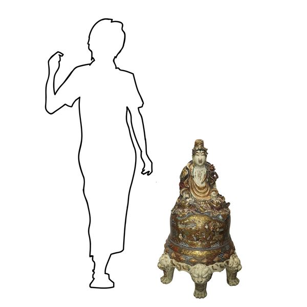 Buddha in maiolica policroma Satsuma giapponese, base rotonda con sei piedi leonini, interamente decorato e dipinto a mano con applicazioni dorate