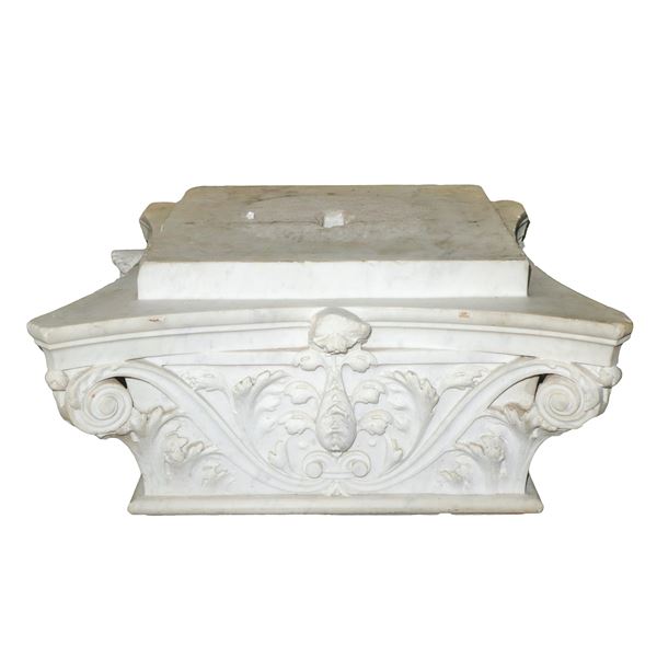Capitello in marmo