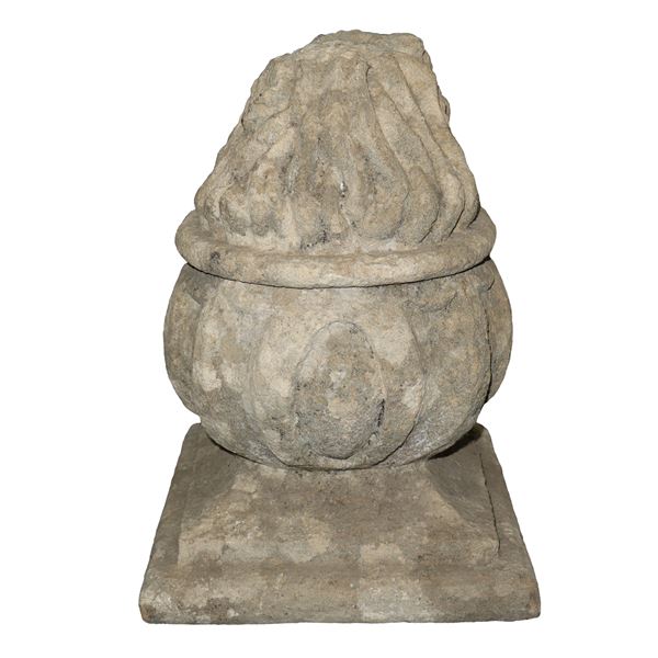 Scultura in pietra bianca