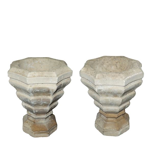Coppia di antichi vasi in pietra bianca 
