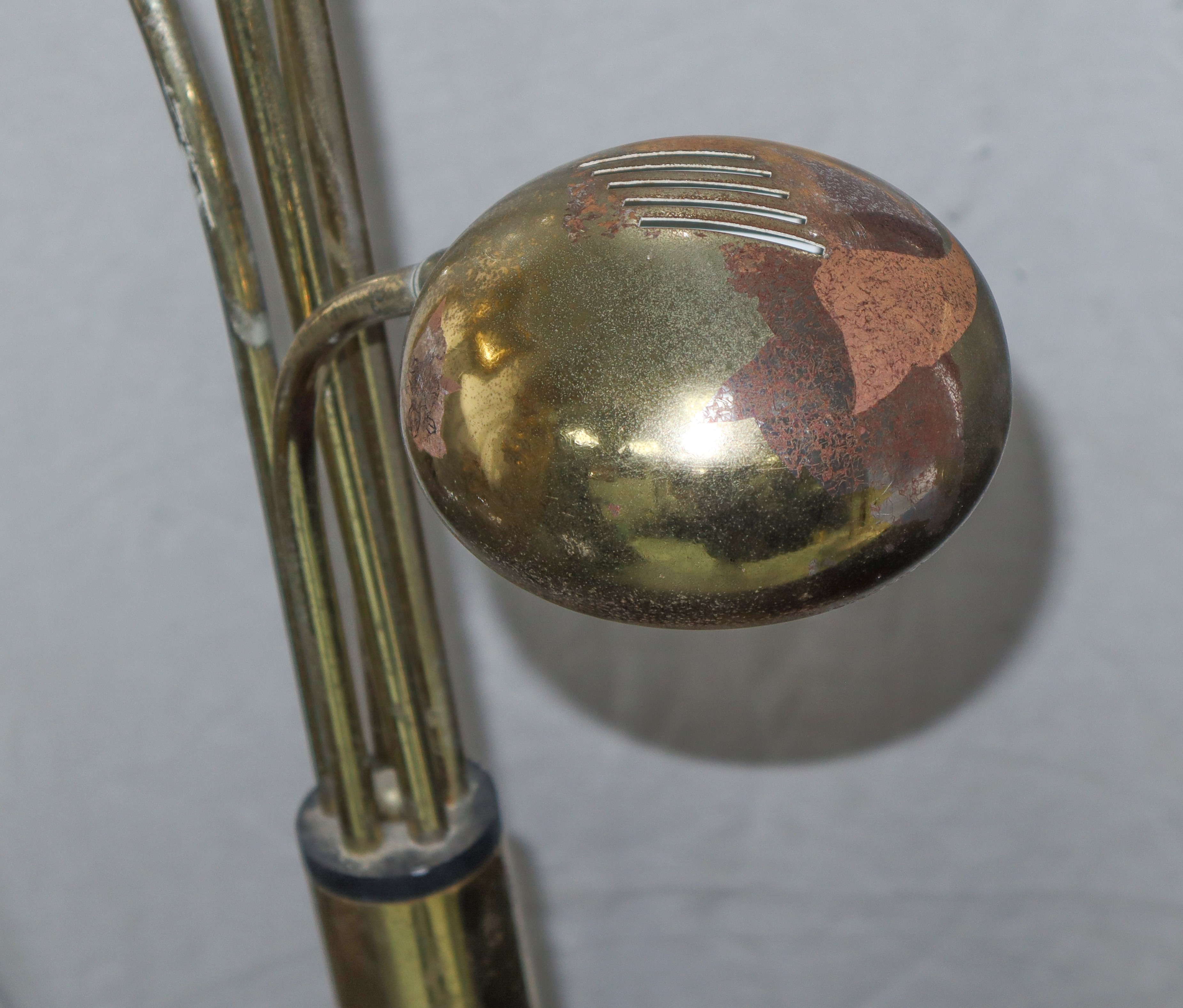 Piantana con struttura in metallo dorato a 5 luci