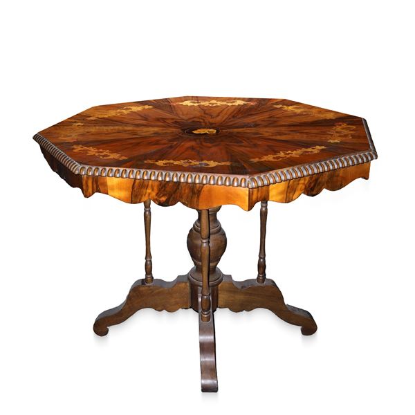 Tavolo ottagonale in legno di mogano con intarsi in legni chiari e a motivi floreali al piano