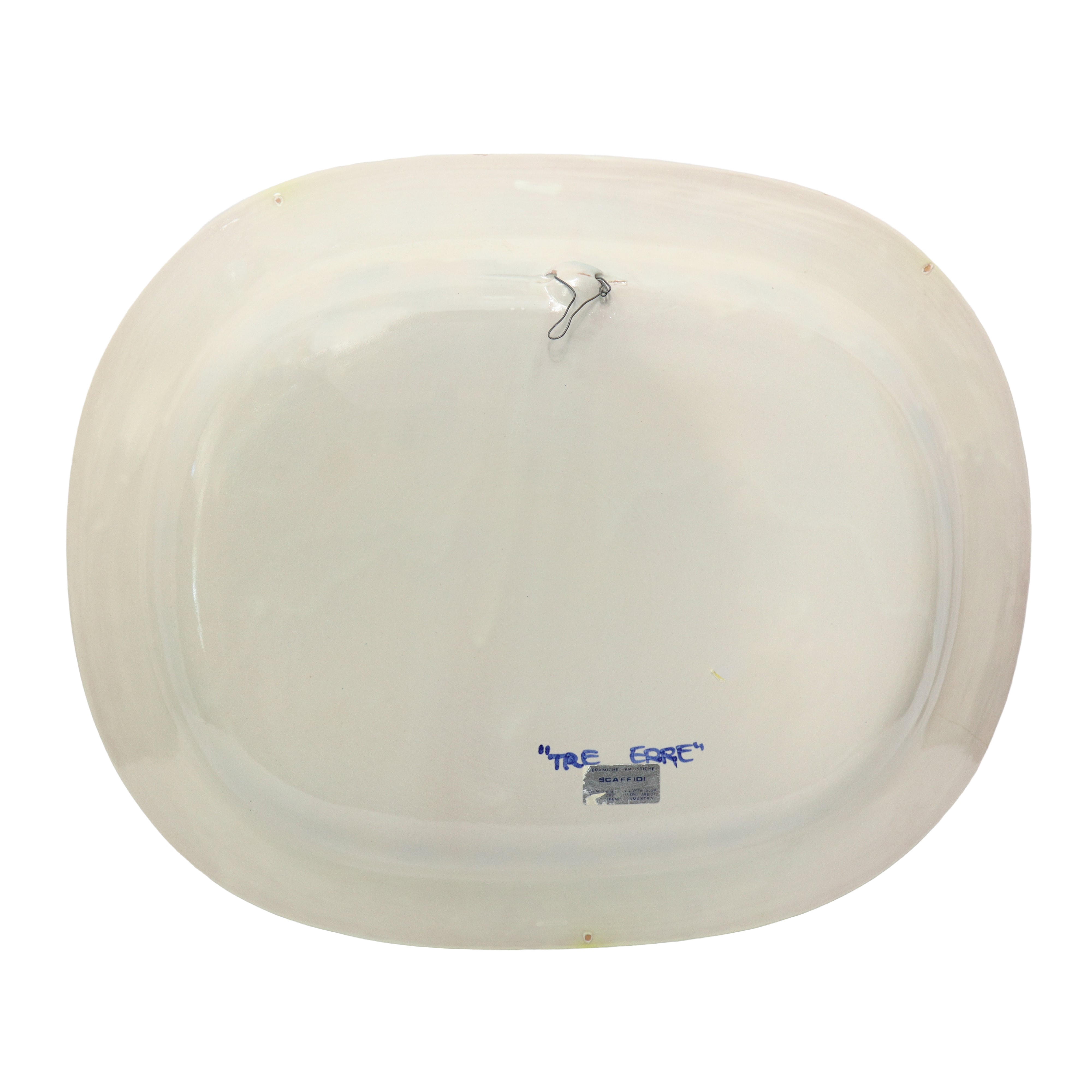 Piatto da muro ovale su base bianca con raffigurazioni di limoni