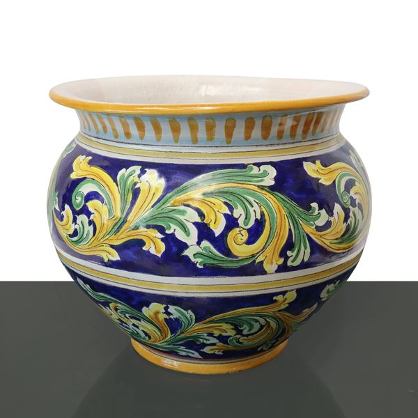 Cachepot in Caltagirone majolica with large leaf designs in the eighteenth century style