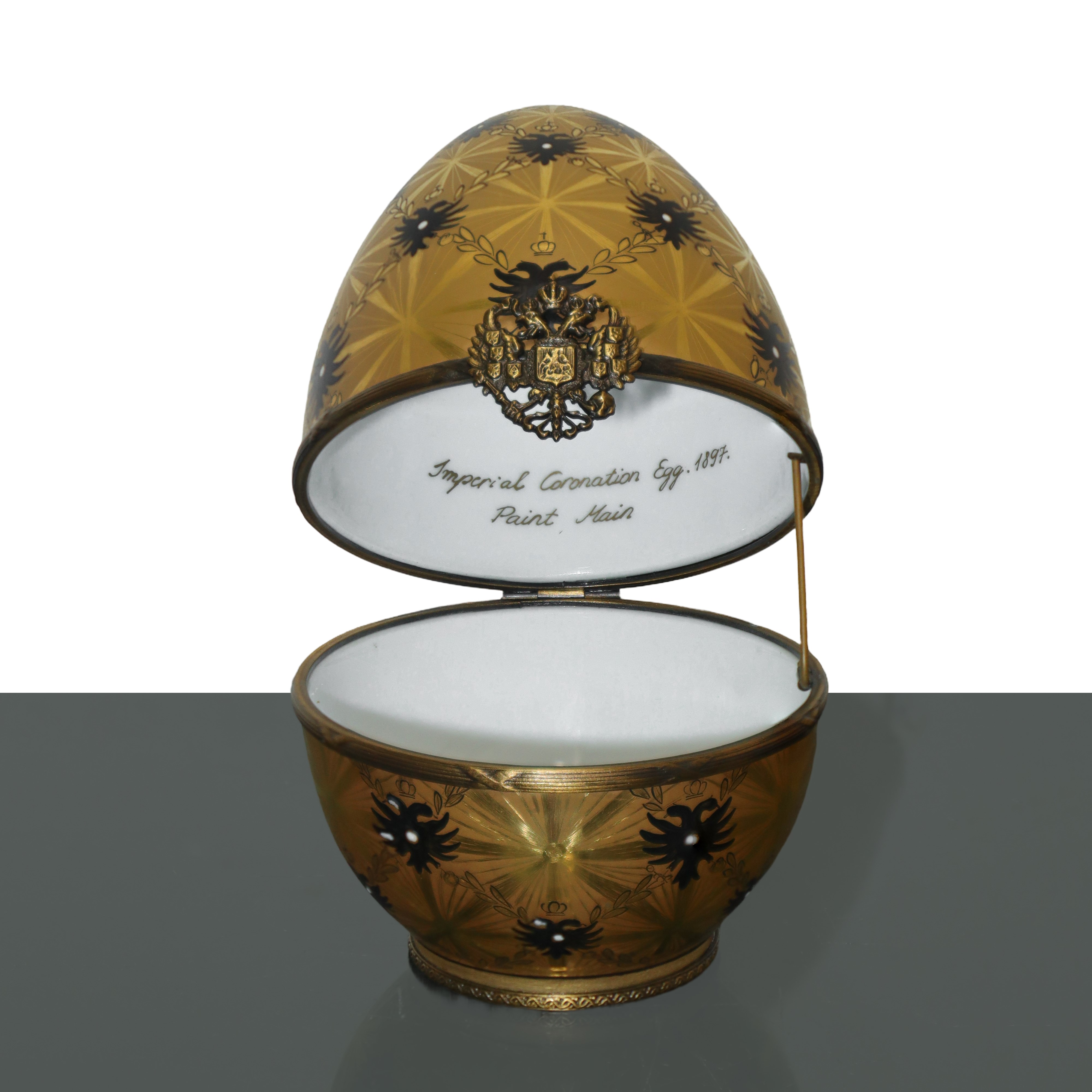 Uovo Fabergé in porcellana dipinta in dorato, riproduzione dell'originale del 1897