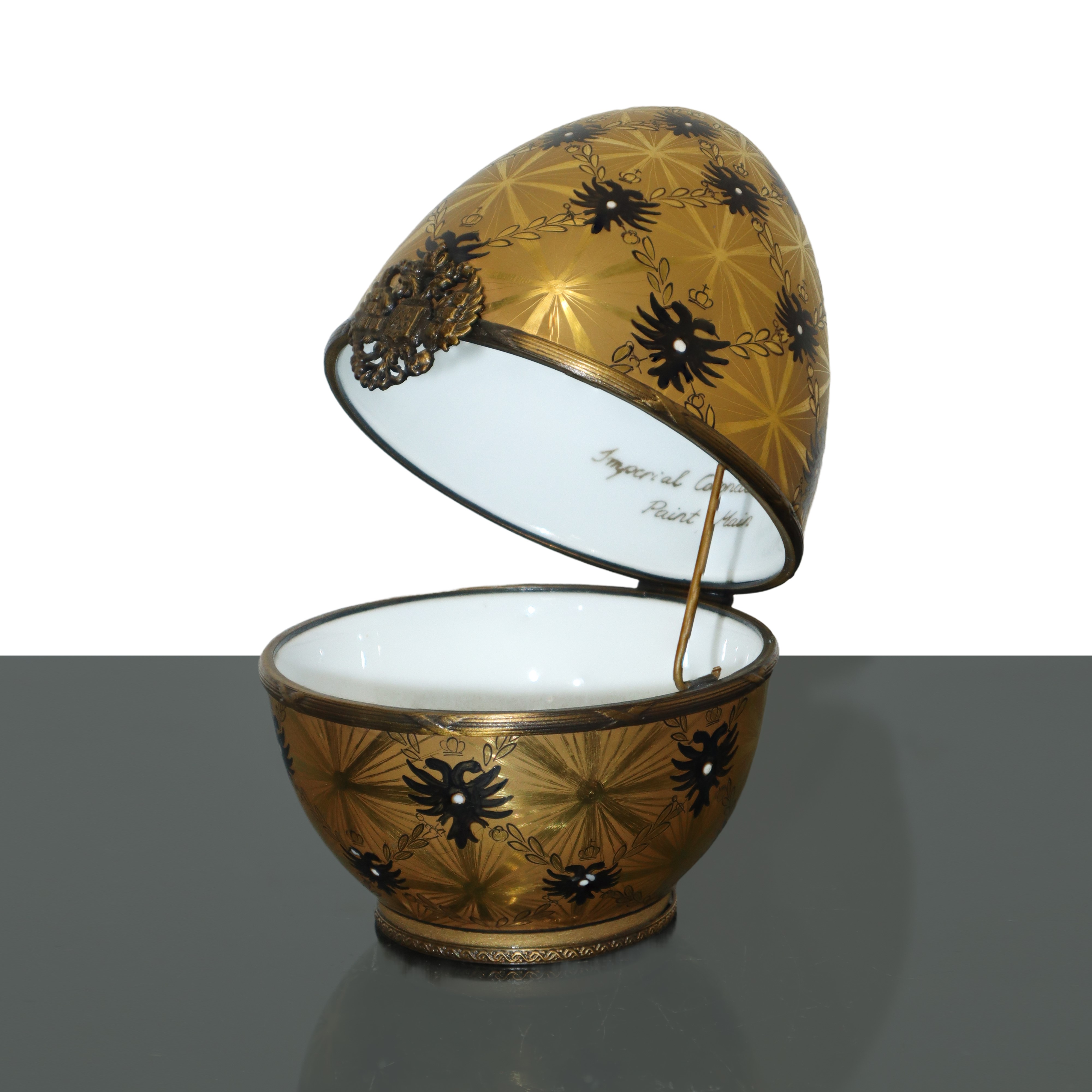 Uovo Fabergé in porcellana dipinta in dorato, riproduzione dell'originale del 1897