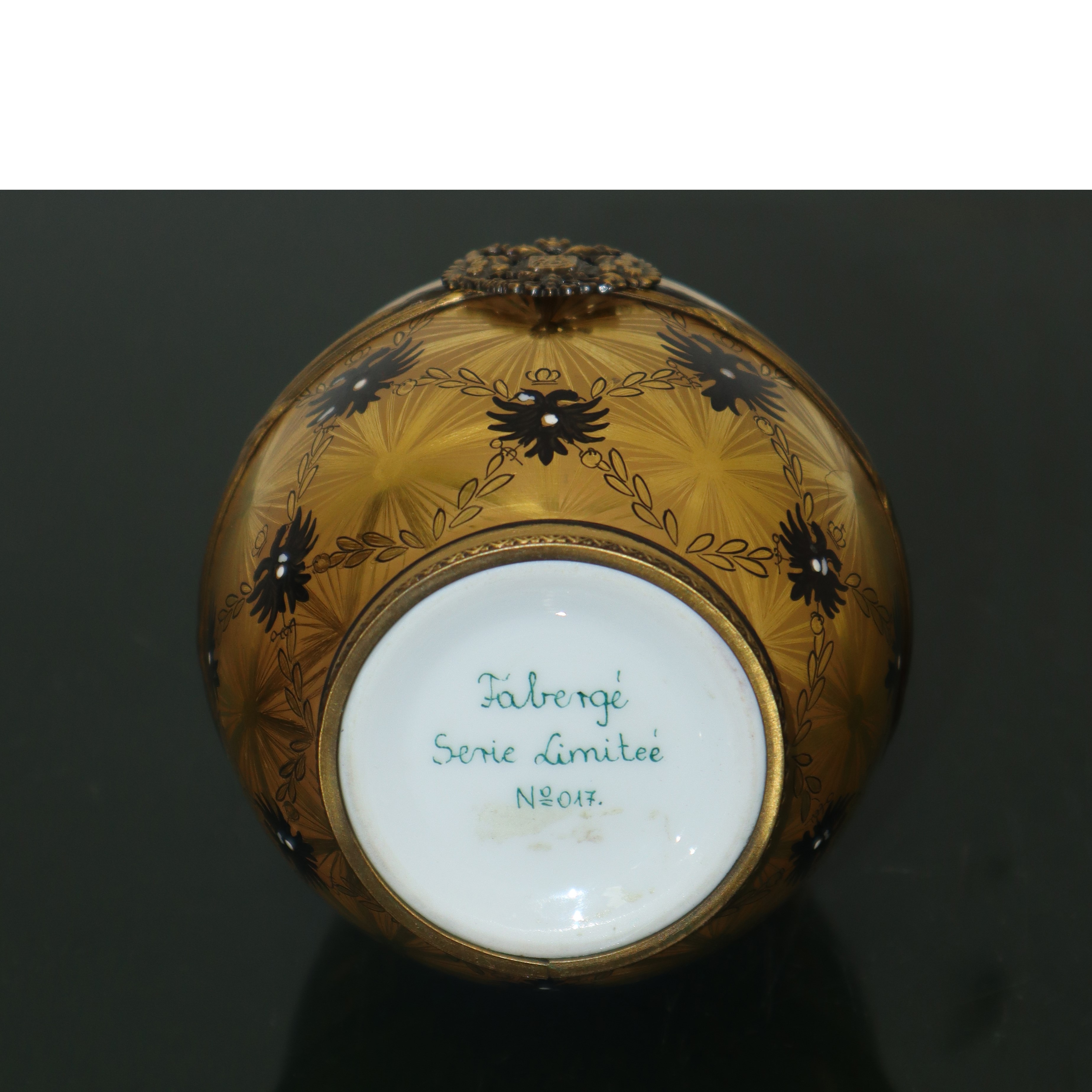 Uovo Fabergé in porcellana dipinta in dorato, riproduzione dell'originale del 1897