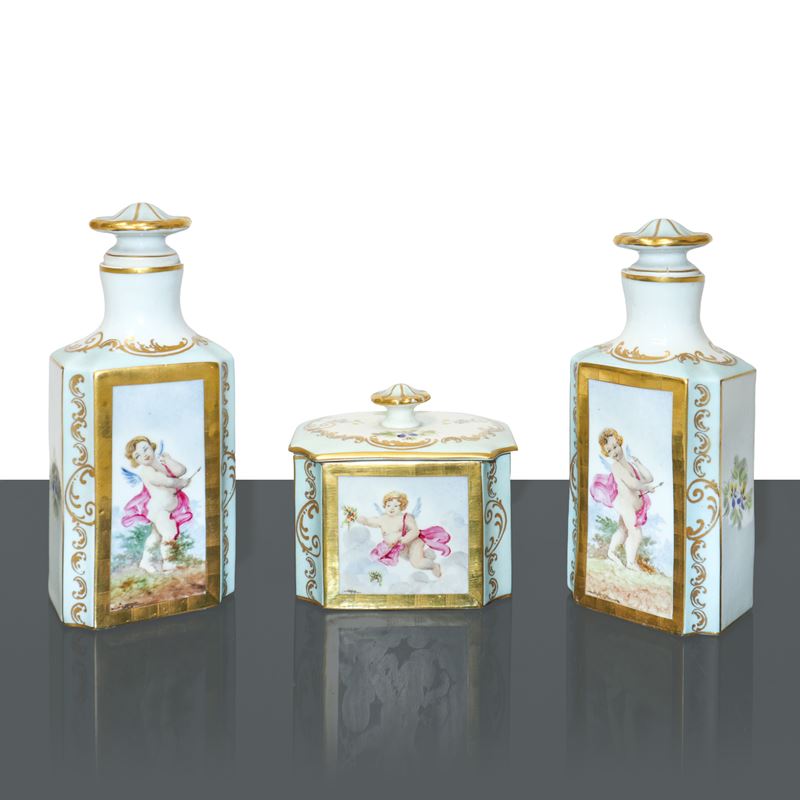 Trittico di bottiglie e contenitore in porcellana decorata con putti dipinti