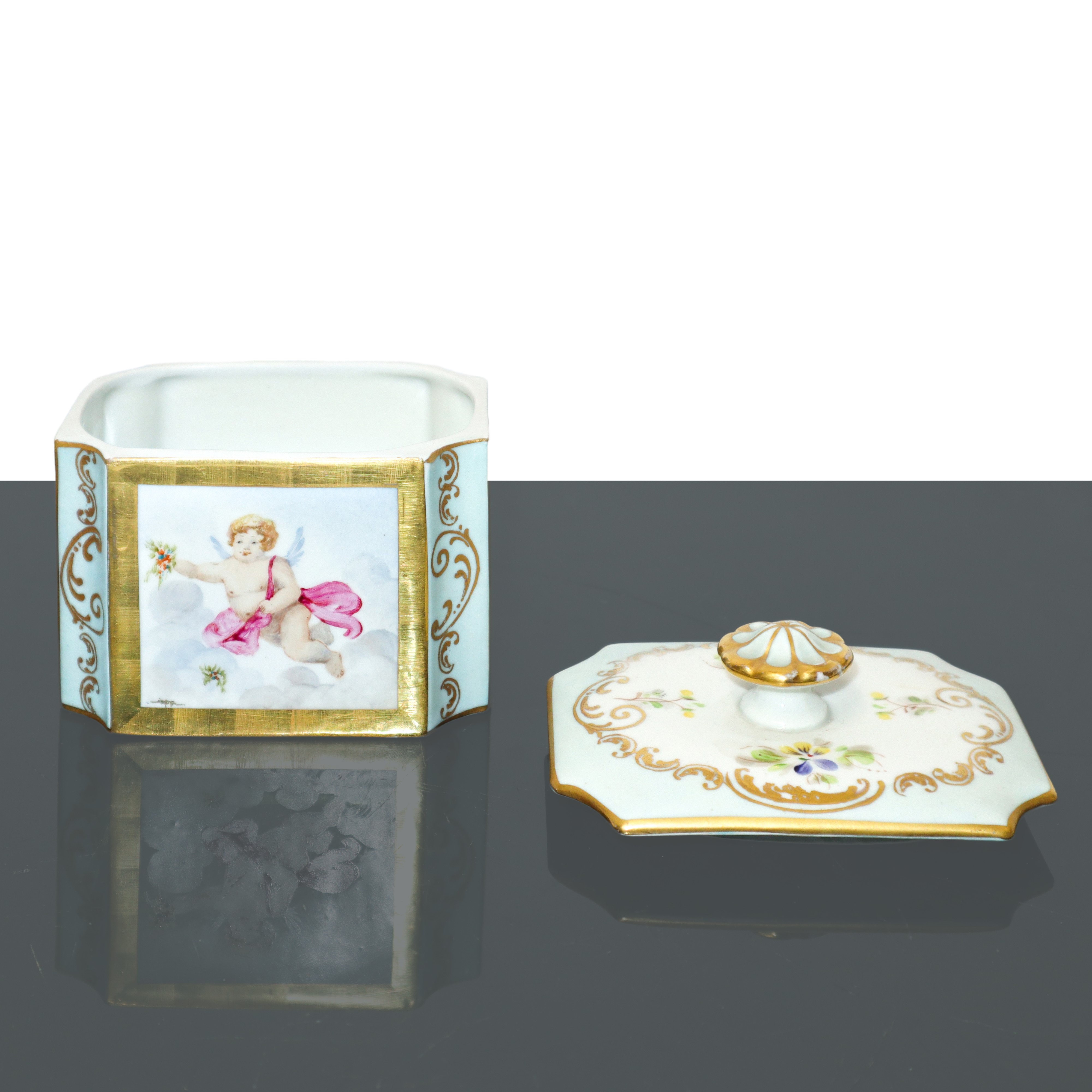 Trittico di bottiglie e contenitore in porcellana decorata con putti dipinti