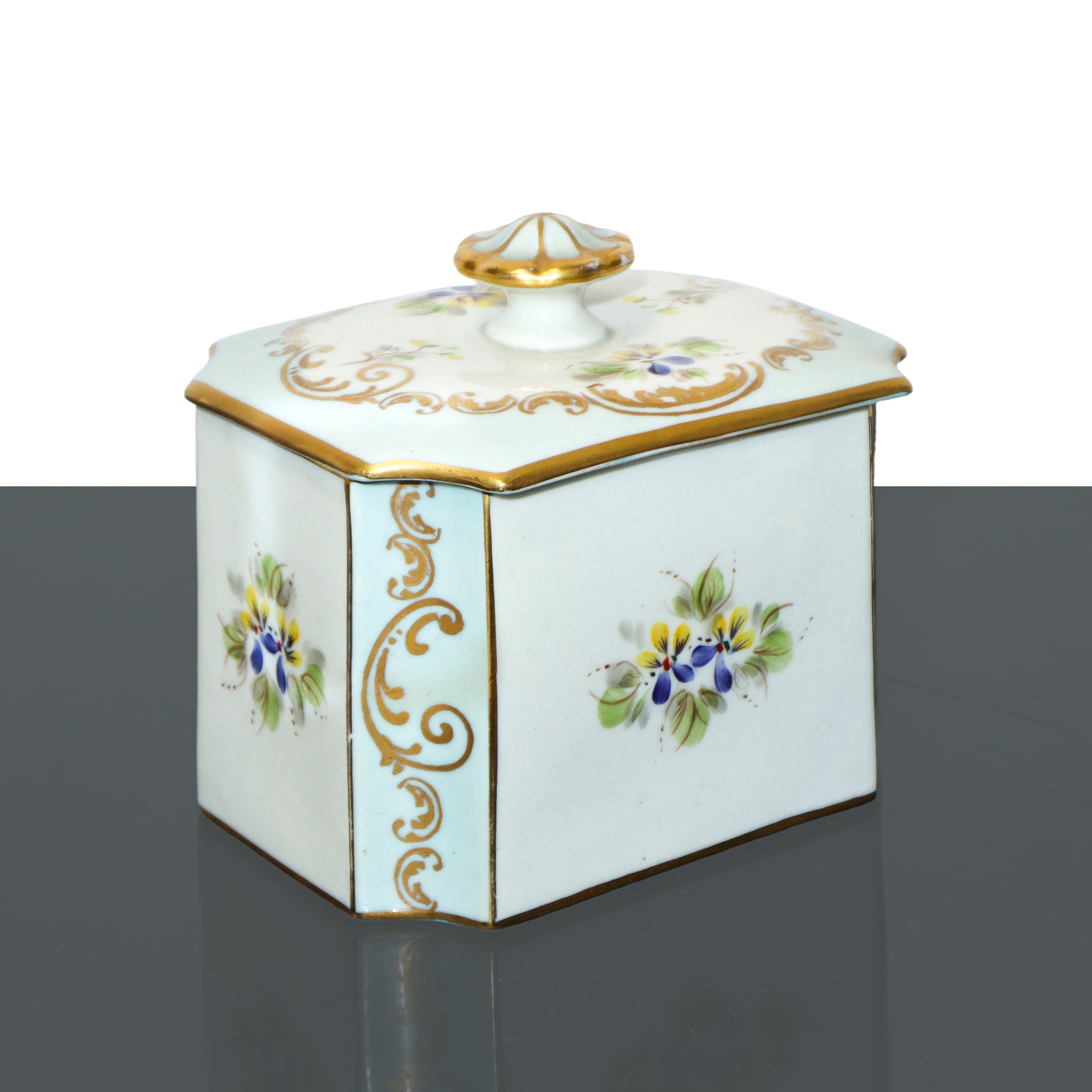 Trittico di bottiglie e contenitore in porcellana decorata con putti dipinti