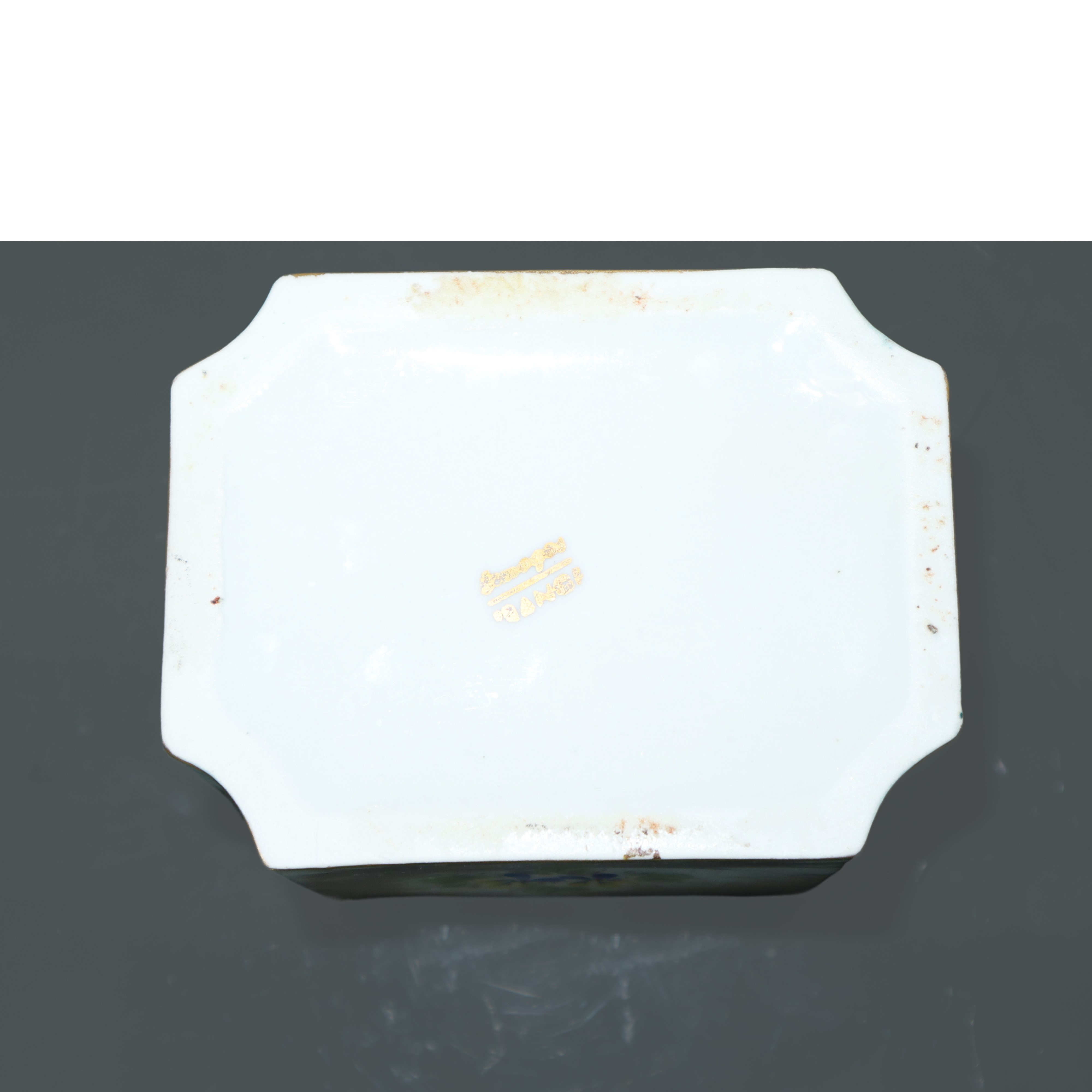 Trittico di bottiglie e contenitore in porcellana decorata con putti dipinti