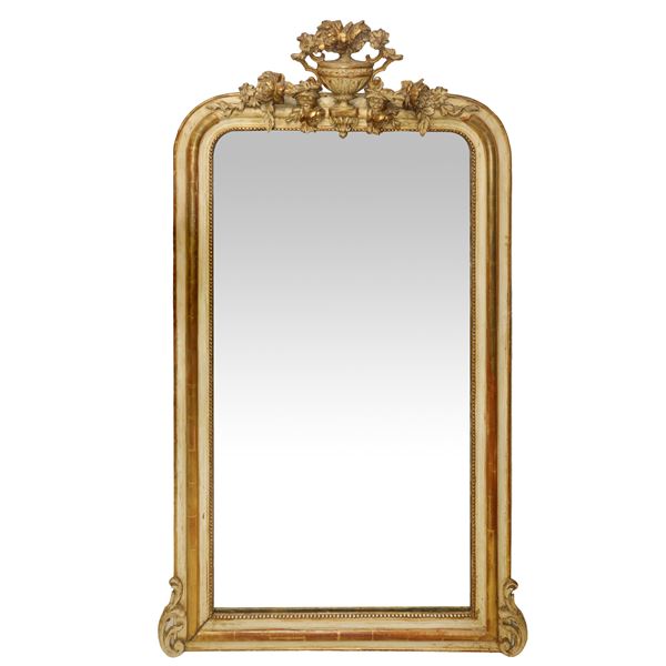 Lacquered and gilded mirror with cymatium