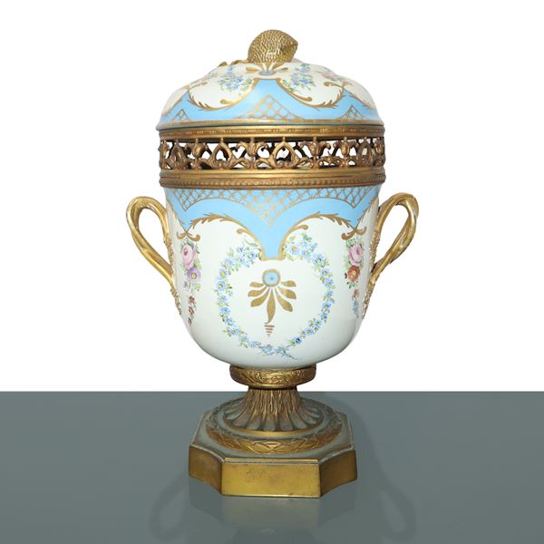 Potiche vase in light blue porcelain