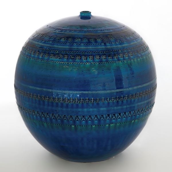 Aldo Londi : Vaso Palla serie "Rimini blu"  (1957)  - Tornito e inciso a mano su argilla refrattaria bianca - Asta Asta Collezione Ceramiche Postmoderne PrimeDiCopertina - Casa d'aste La Rosa