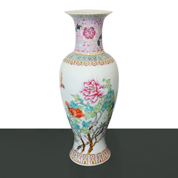 Vaso in porcellana cinese con decori floreali e uccelli