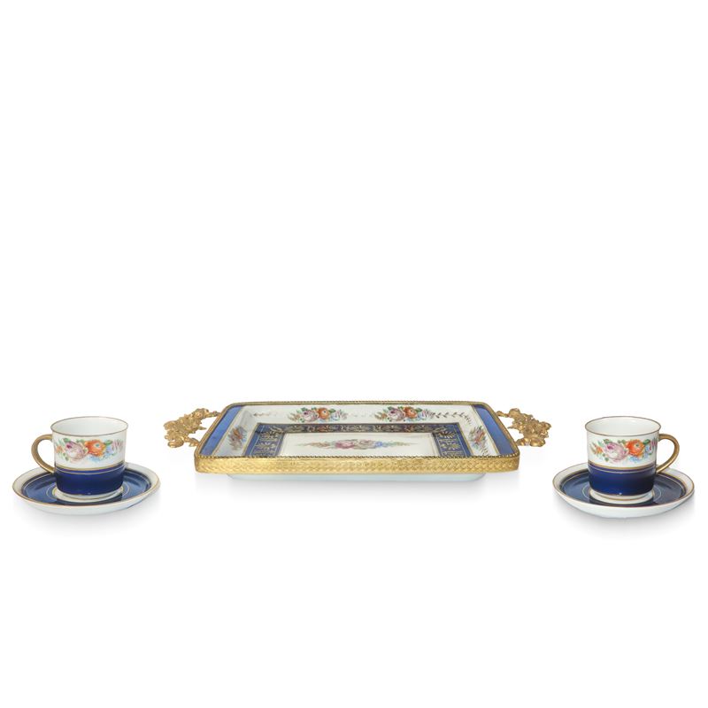 Tête-à-tête con vassoietto e due tazze con decori in blu a motivi floreali con smalti e dorature